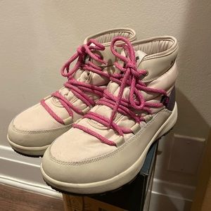 Columbia Women's Slopeside Village Omni-Heat Mid Snow Boot Size 8